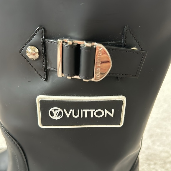 Louis Vuitton Rubber Calfskin Territory Flat Boots in Black - Picture 5 of 8